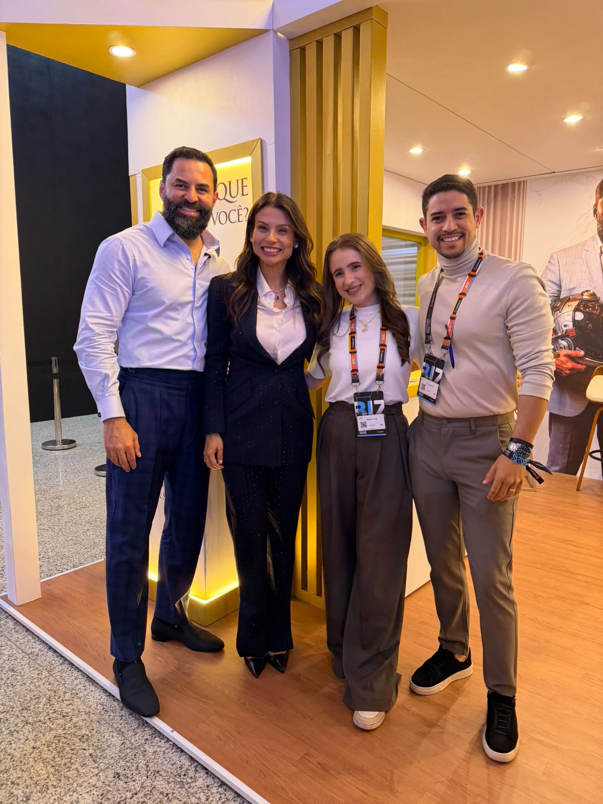 Rebeca Vaz com equipe em evento de negócios